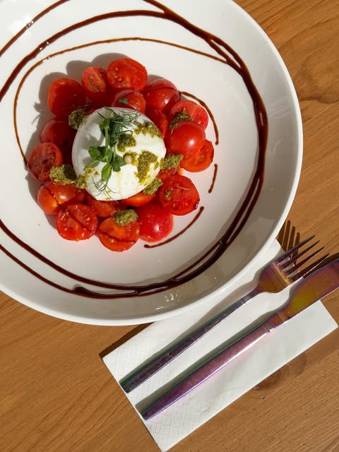 Caprese mit Burrata, Kirschtomaten und Pesto im Blumen Café