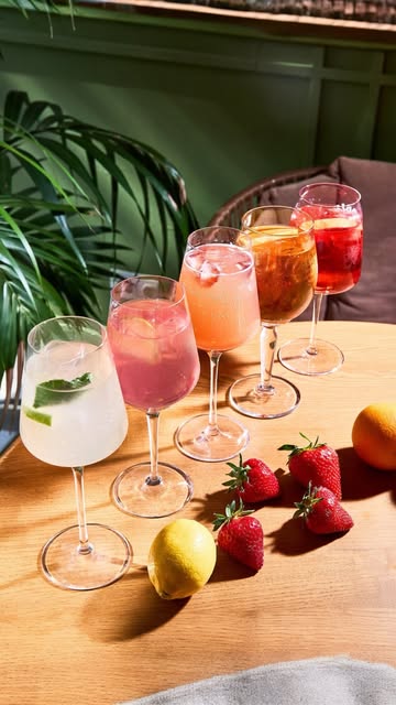 Bunte Sommergetränke und Limonaden mit frischen Früchten