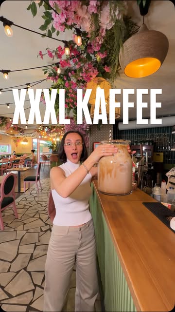 Kaffee im blumigen Lokal des Blumen Café unter Lichterketten